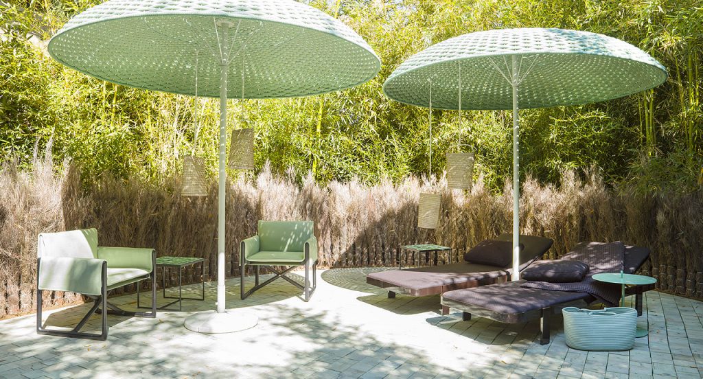 Four Lanternas, structure in beige steel, cover in beige brige kimia fabric in a terrace.