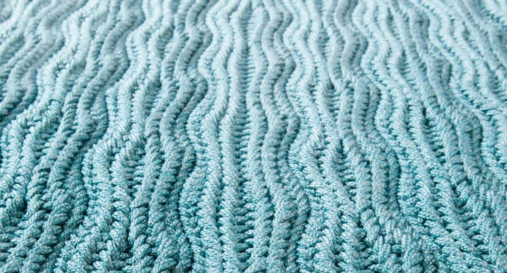 Marea rug, made of braids shaped like waves in blue Rope yarn.