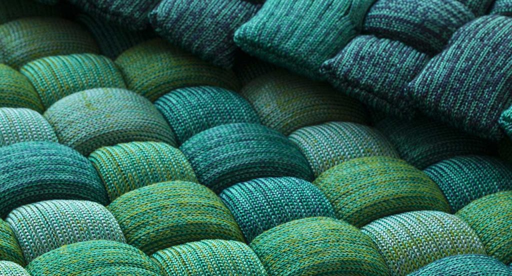 Plump pad Chain Outodoor tubular knit, padding in blue and green polyester fiber.