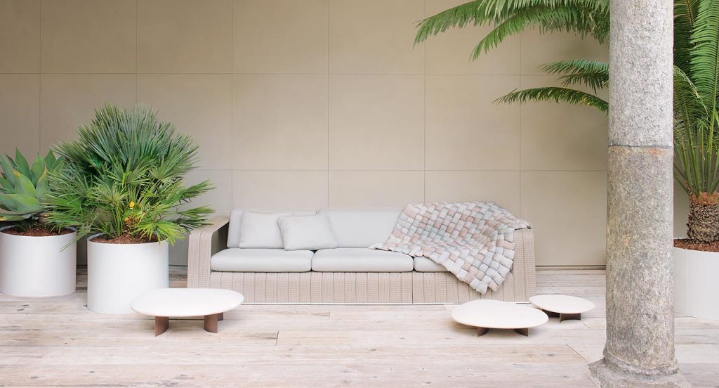 Plump pad Chain Outodoor tubular knit, padding in white and pink polyester fiber on a sofa in a living room.