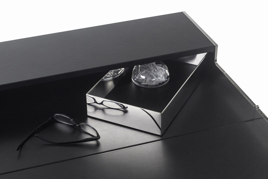 desktop finishes in shiny steel and black wood