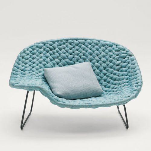 Blue Shito Indoor Chaise, structure and two legs in black steel, upholstey in outdoor tubular knit on a white background.