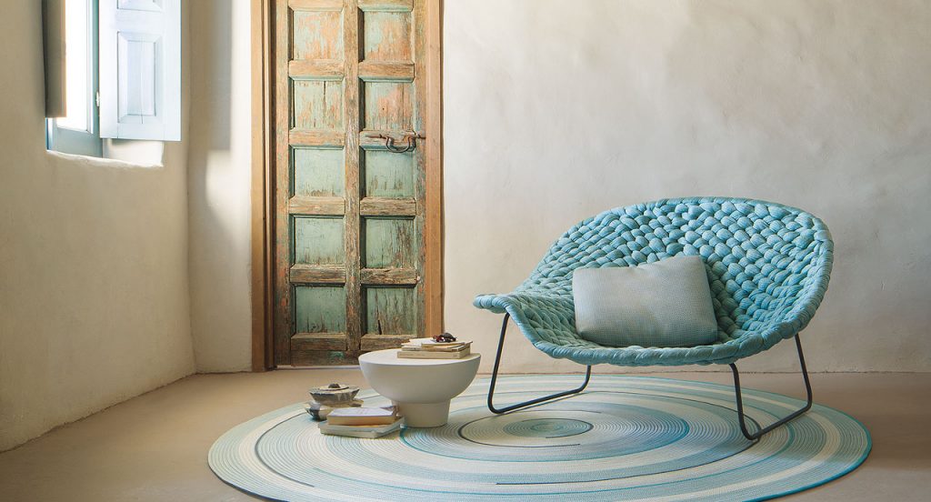 Blue Shito Indoor Chaise, structure and two legs in black steel, upholstey in outdoor tubular knit in a living room