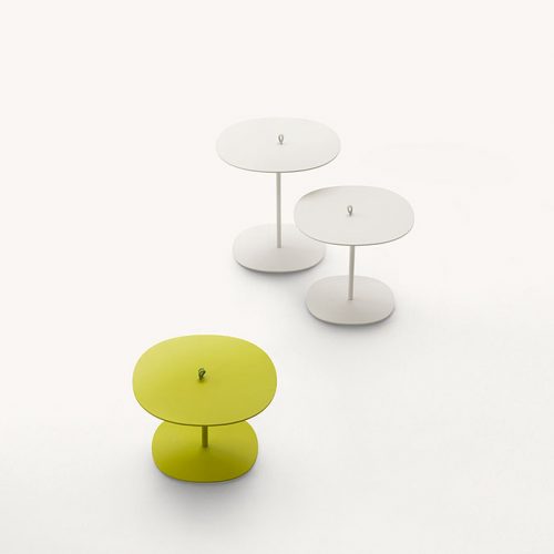 Three round Strap sides tables, two in white, one in green. Aluminium structure on a white background.