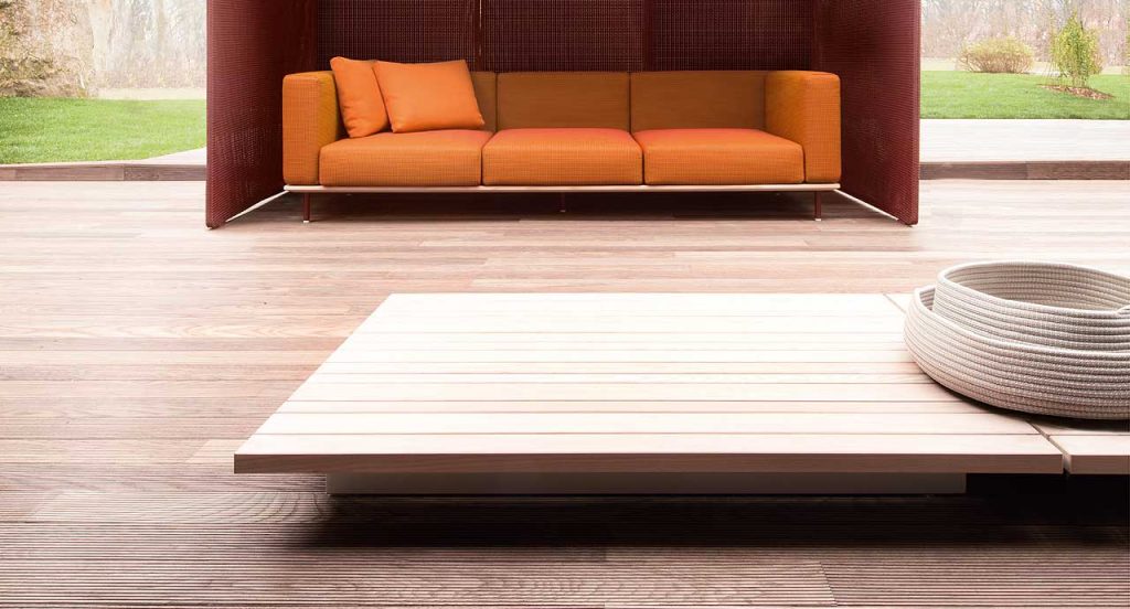 White Sunset Side Table, top in wood, structure in steel in a living room.