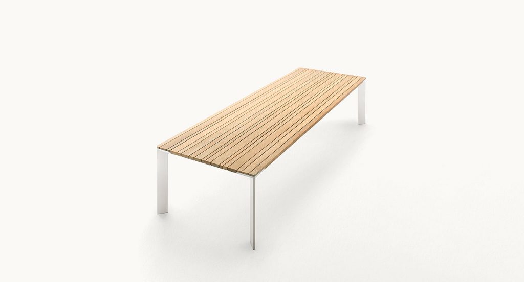 Sunset Dining Table, top in natural wood, structure and four legs in steel on a white background.