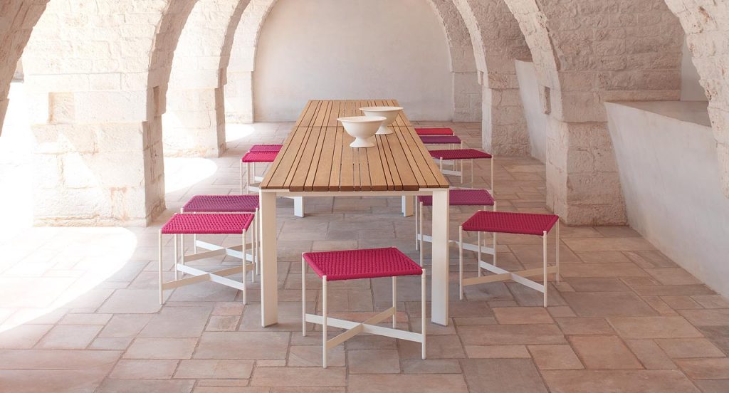 Rectangular Sunset Dining Table, top in natural wood, structure and four legs in steel in a dining room.