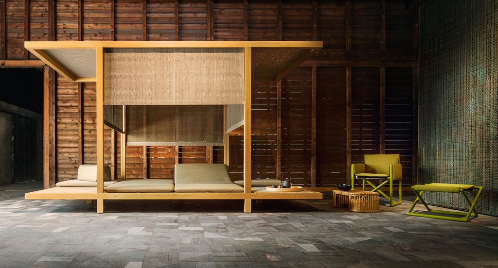Toku screen, Shading structure made of natural wood and fabric and four seats in an outdoor space.