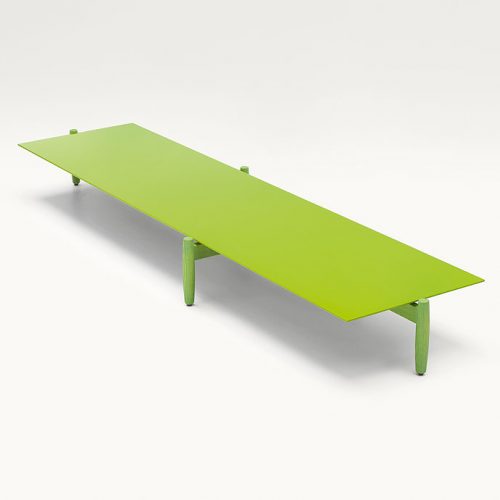 Green Tapio Side Table, structure in ash heartwood and top in wood fiber with four legs on a white background.