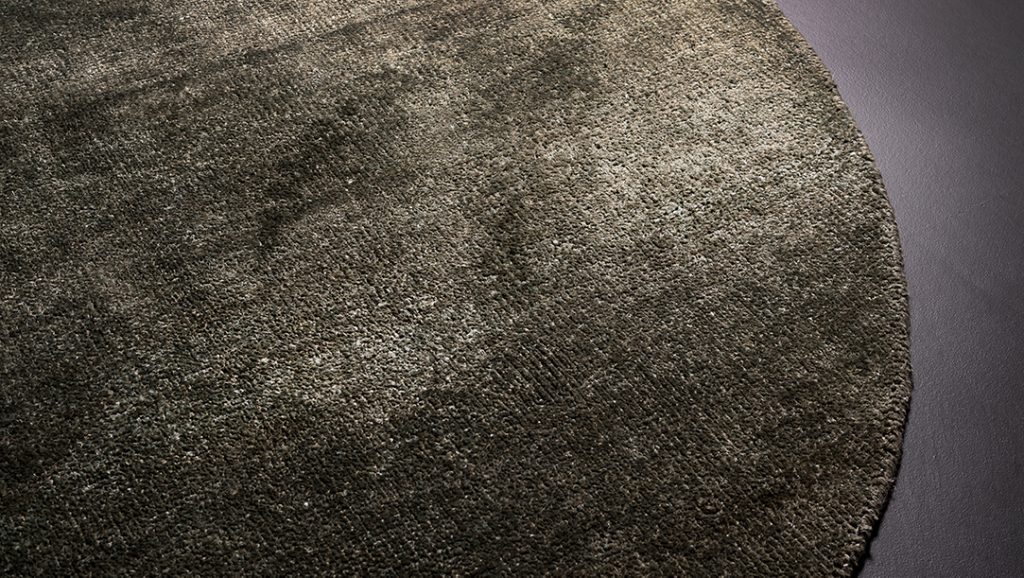 Hand-knotted rug in bamboo vegetable silk in a gray color tone