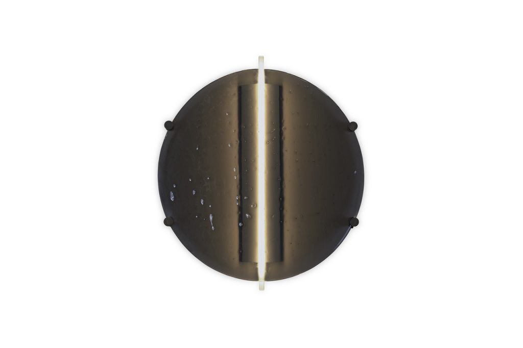 dish-shaped wall light with light in the middle made of brass and glass in a bronze color tone