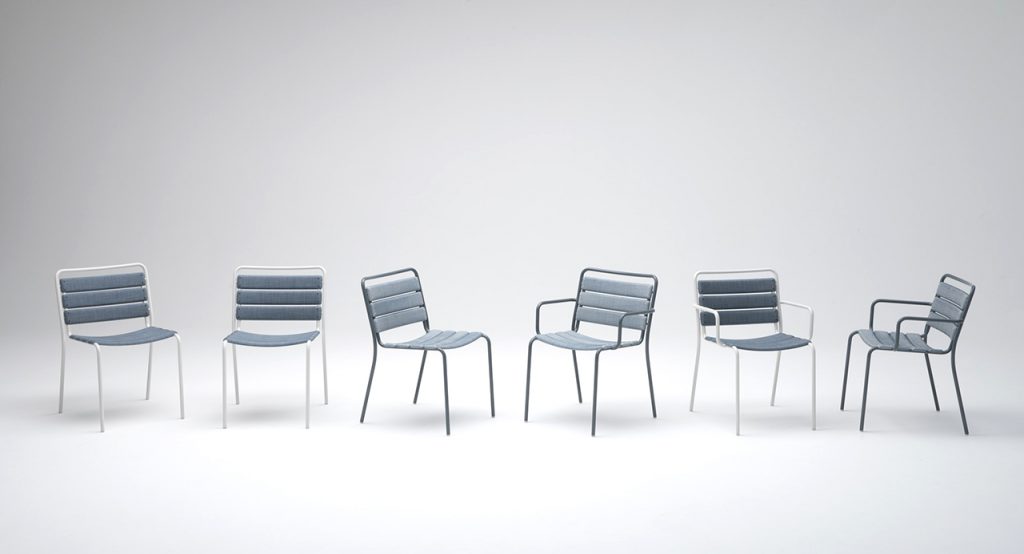 Six stools made with a white steel base and strips of diade fabric in a blue tone on a white background.
