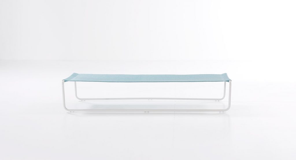 lounger made of white stainless steel and maris fabric in a light blue tone on a white background