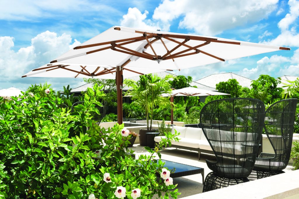 Double umbrella with ultra-resistant aluminum side mast made of monochrome fabric in a brown and white color tone