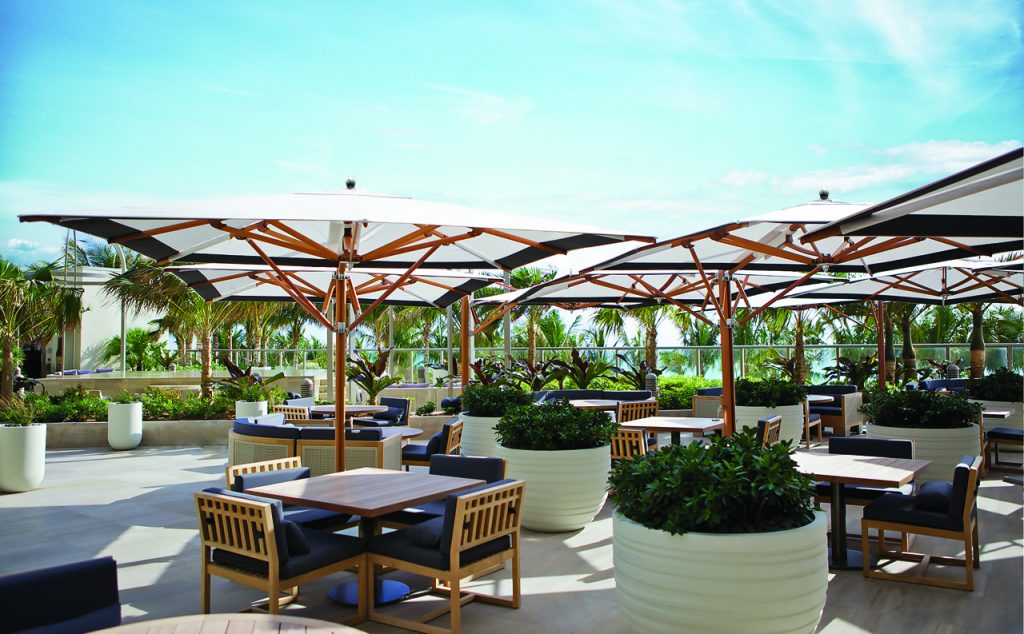 four double umbrellas with side poles in ultra-resistant aluminum corinths made of white monochrome fabric