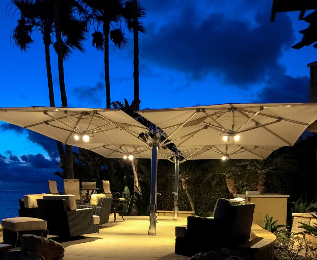 Double umbrella with ultra-resistant aluminum side mast made of monochrome fabric in a black and white color tone