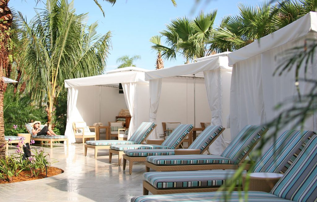 three shelter made of Armor-Wall aluminum base upholstered throughout its structure in fabric in a tone of white and beige on a pool background