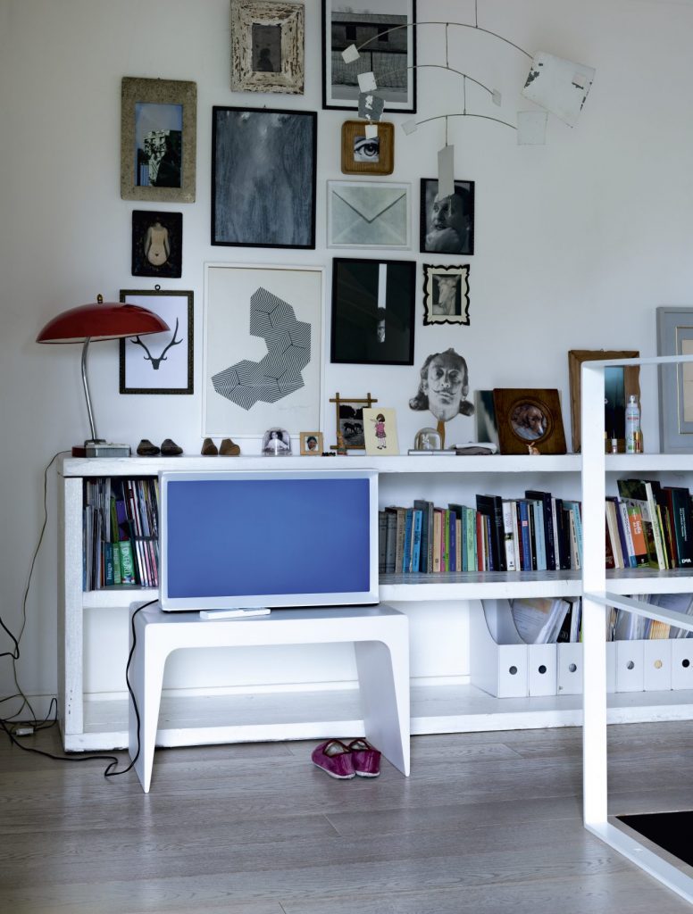 centerpiece made of lacquered wood base in a white tone in a room
