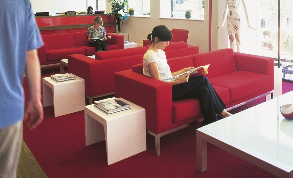 C-shaped side table made of lacquered wood base in a white tone