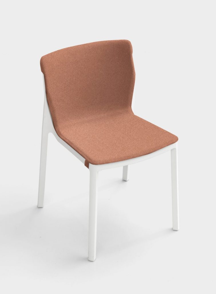 chairs made of molded polypropylene and removable cushions in a tone of white and salmon