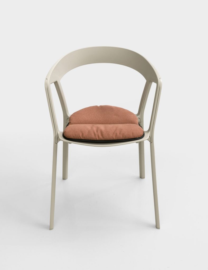 chair made of plastic with fabric cushion in a tone of beige with orange