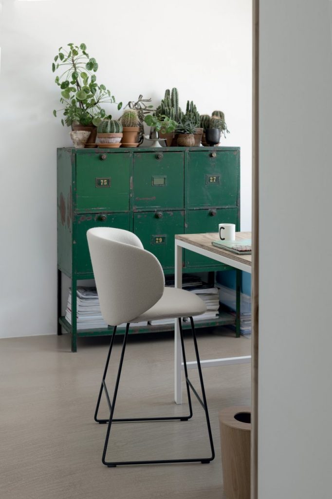 chair made of aluminum and upholstered in leather in a white tone