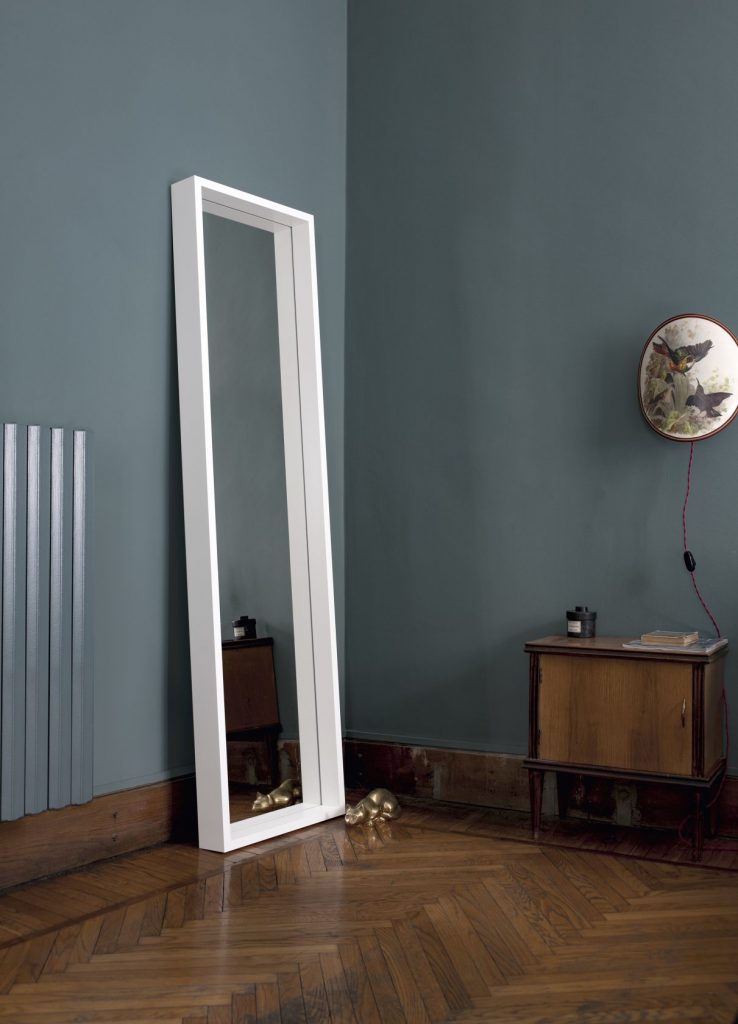 large mirror made in the shape of a rectangle on an aluminum base in a white tone