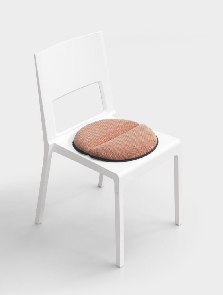 chair made of polyrethane base with cushion implemented in its structure in a tone of white with salmon