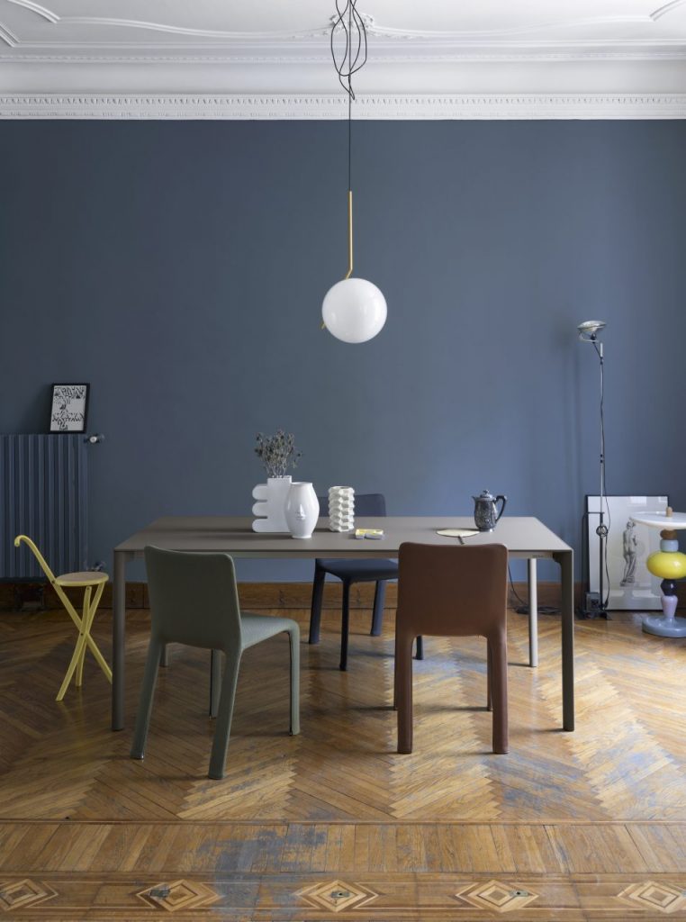 table made in a rectangular shape with an aluminum base and cirtsal in a gray tone