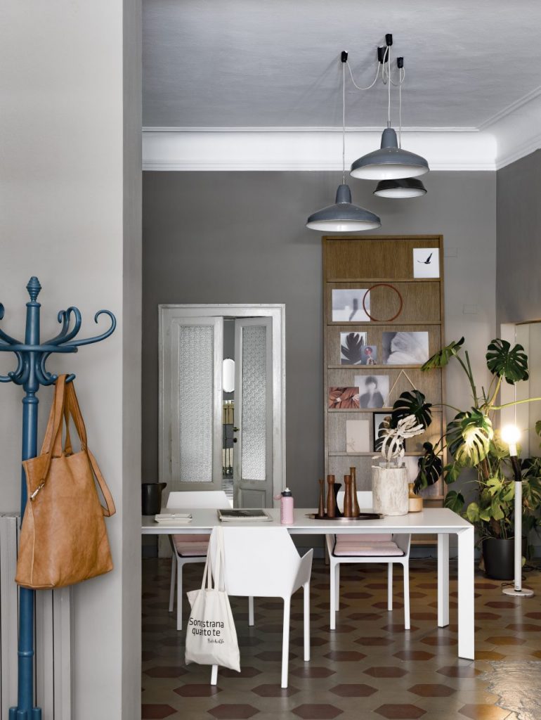 table made in a rectangular shape with an aluminum base and cirtsal in a white tone
