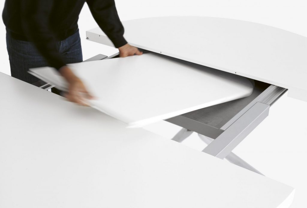 Extendable circle-shaped table made of wood and aluminum base in a white tone