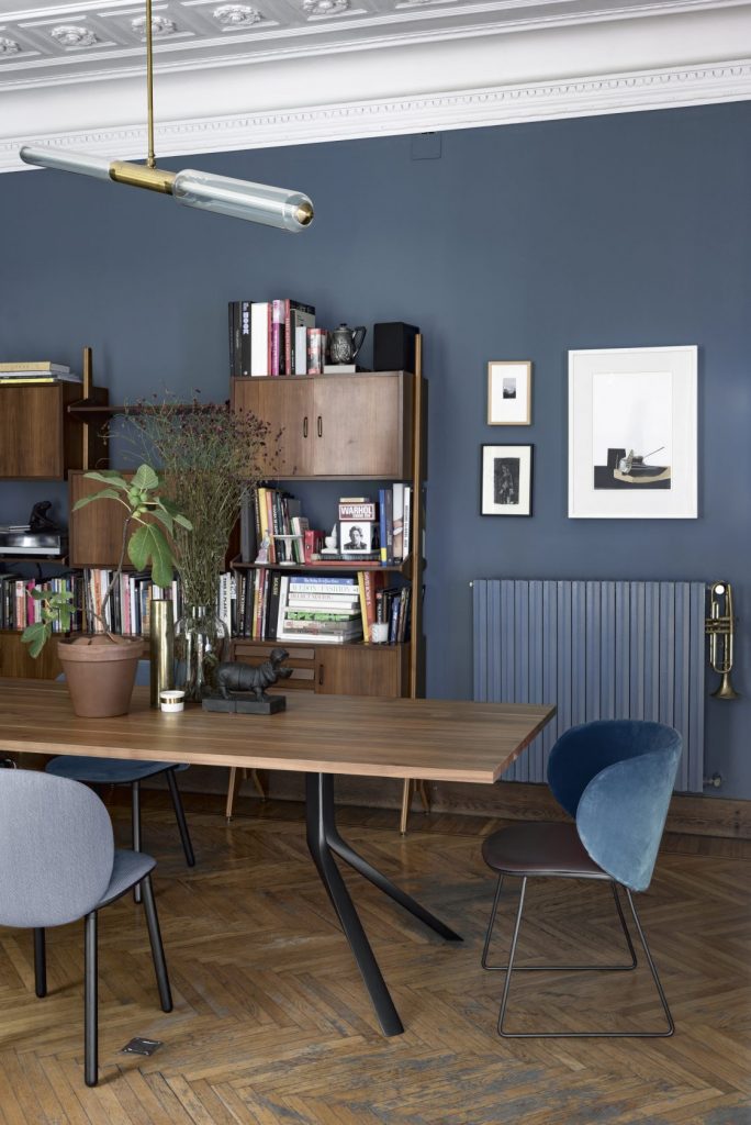 desk table with two-legged aluminum base in a black tone and coffee lacquered top