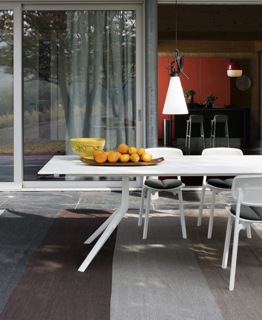 desk table with two-legged aluminum base in a white tone and white lacquered top
