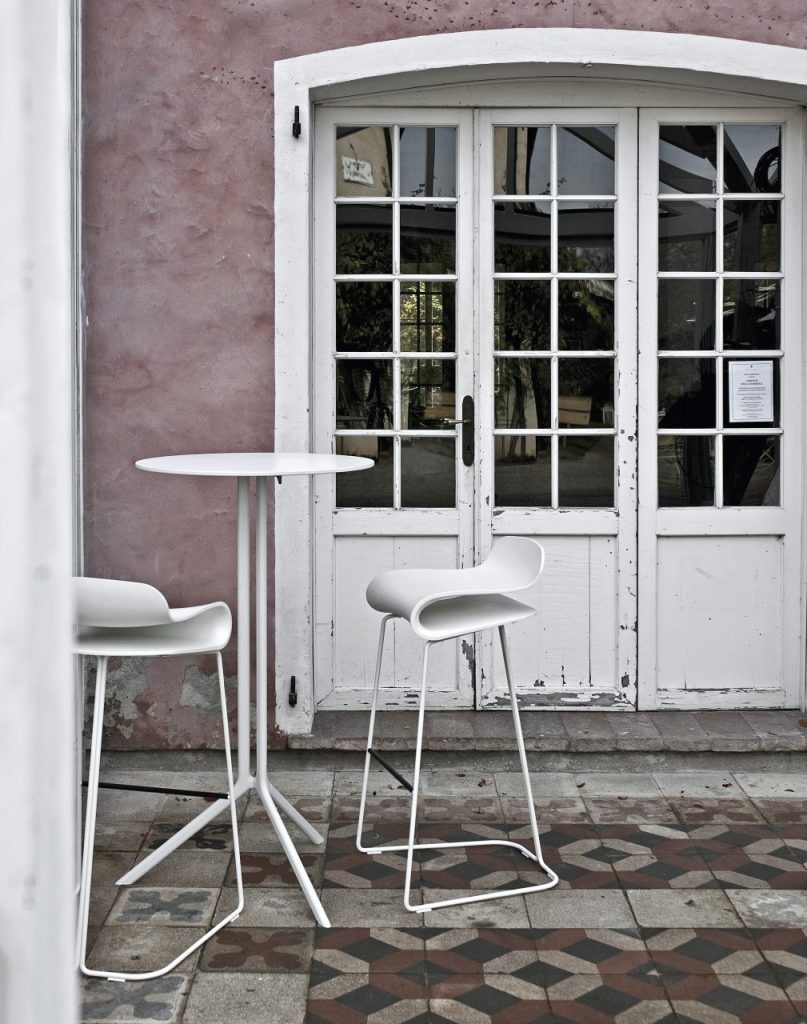 High side table made of aluminum base in a white tone base in the shape of a chicken's foot