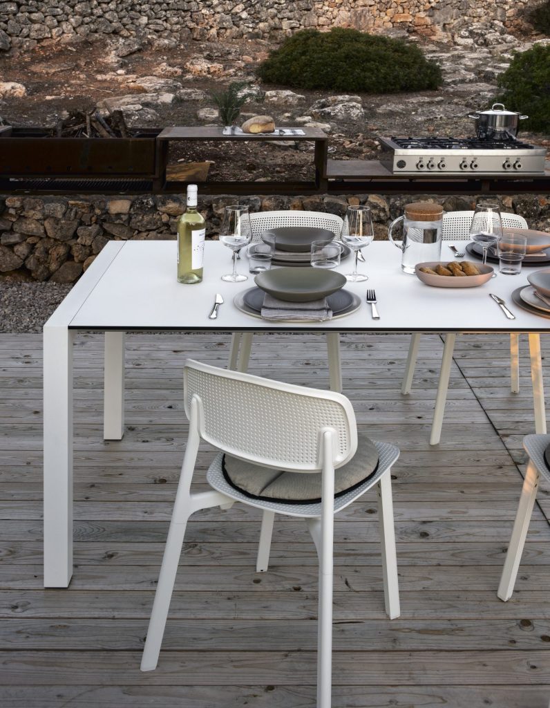 extendable table made of aluminum and wood base in a white tone