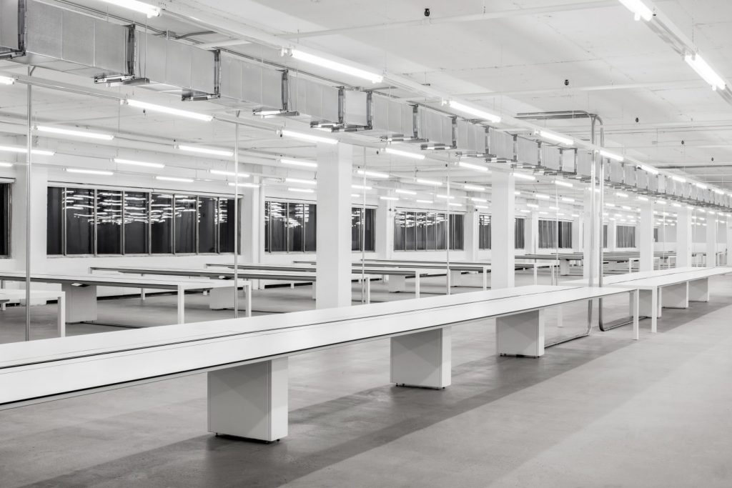 line of double work desks made of aluminum of different hoods in a bright white tone