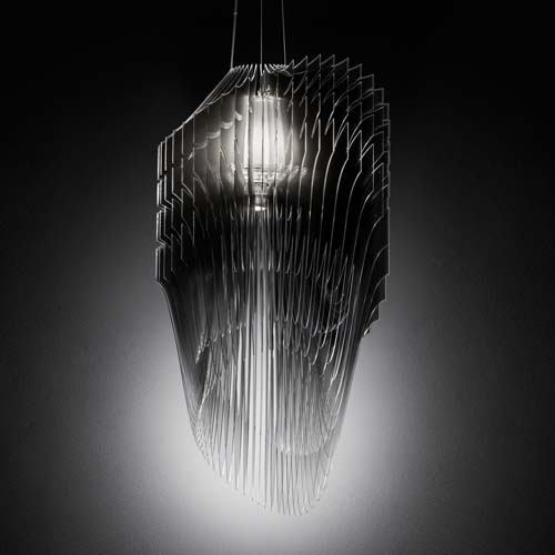 Lamp made up of fifty layers of various shell-shaped Cristalflex® in a shiny black tone on a black background