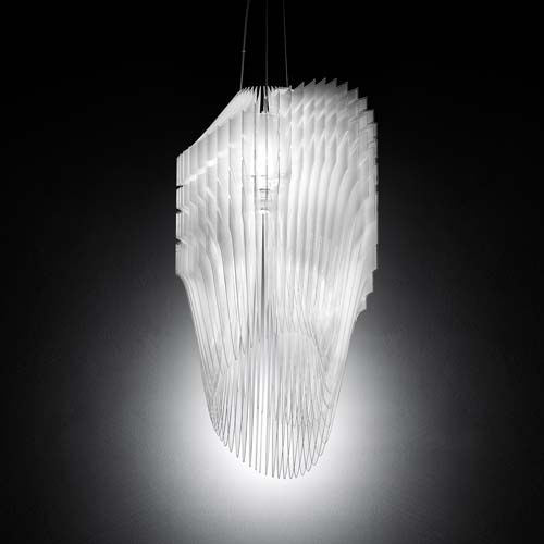 Lamp made up of fifty layers of various shell-shaped Cristalflex® in white tone on a black background