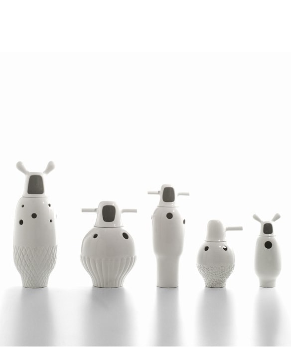 five sculptures of different sizes made of ceramic in a white tone on a white background
