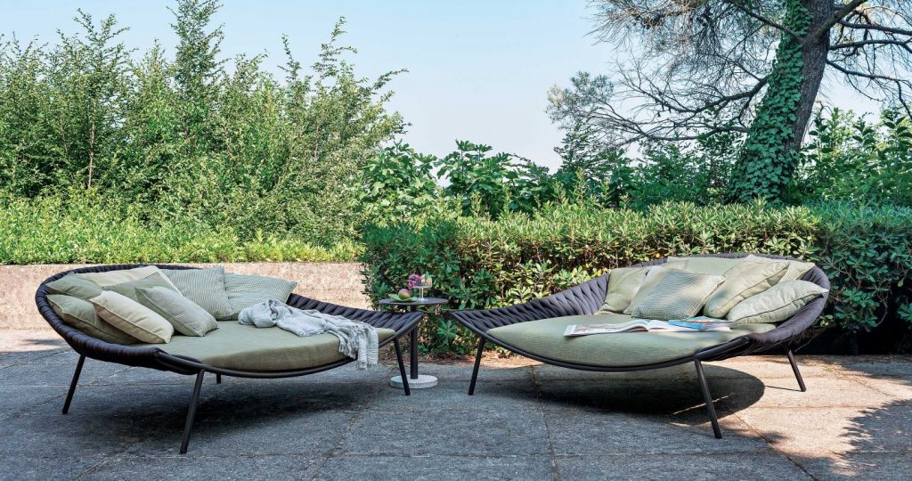 two outdoor armchairs made of extendable ropes and cushions in a tone of white, brown structure