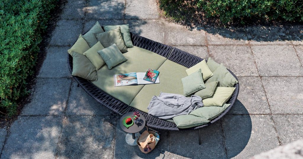 two outdoor armchairs made of extendable ropes and cushions in a tone of white, brown structure