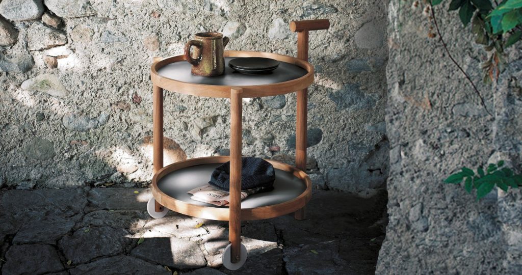 table made of stainless steel base on two floors with tops in a gray tone