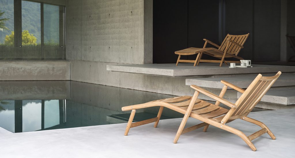 Pair of Levante Eight Chaise Longue on two sides of a pool