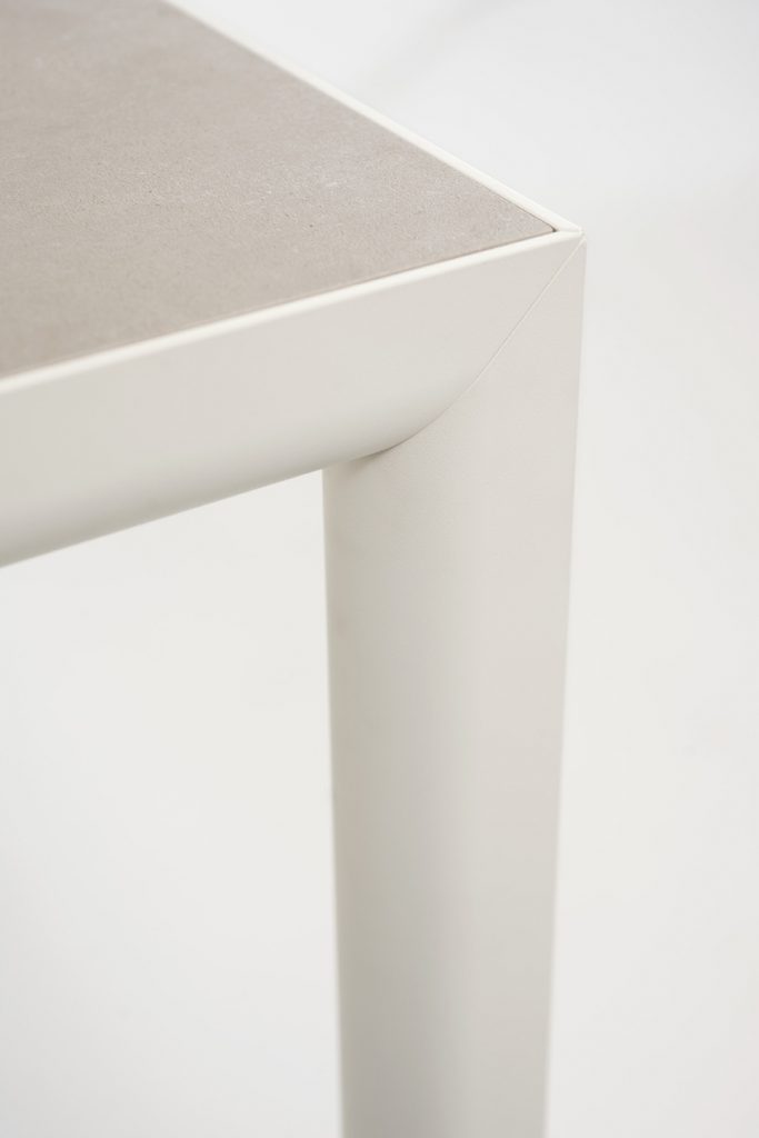 Close up of edge of Plen Air Table in white in front of a white background
