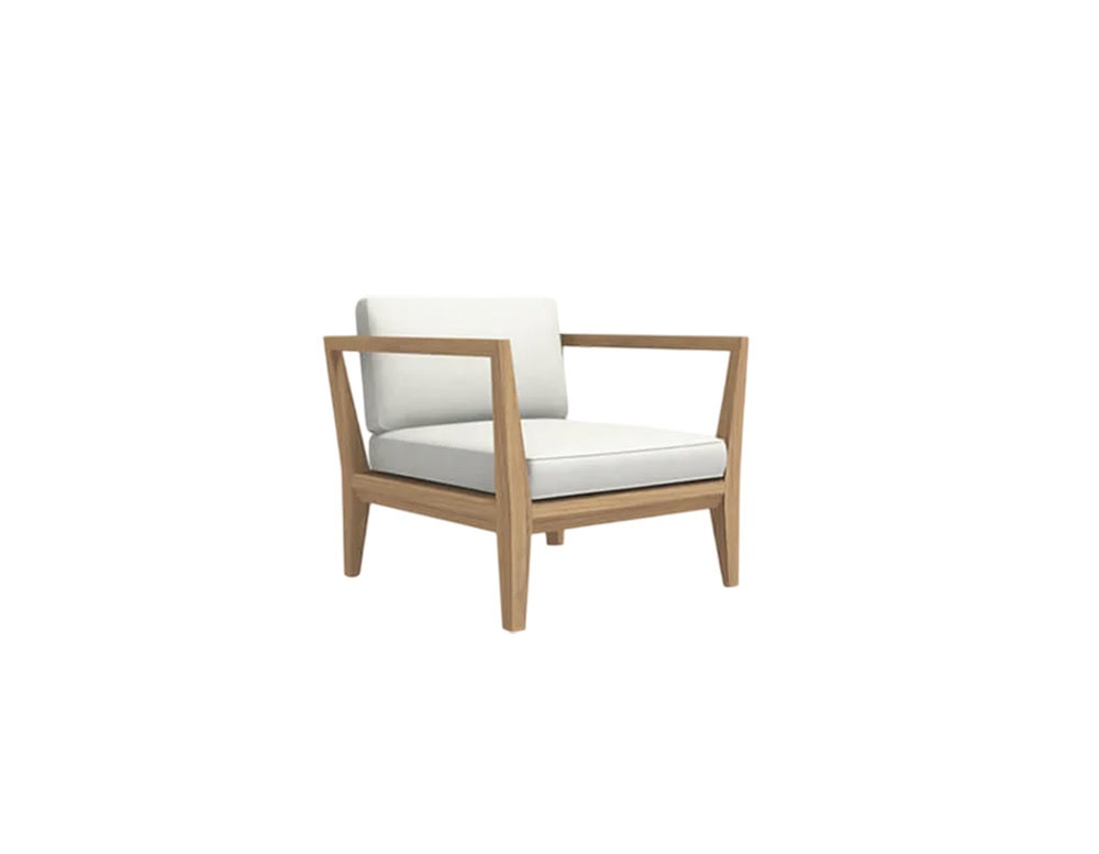 Rod Teka Sofa Outdoor pairs natural teak wood with soft white cushions, bringing a refined yet relaxed style to outdoor living spaces.