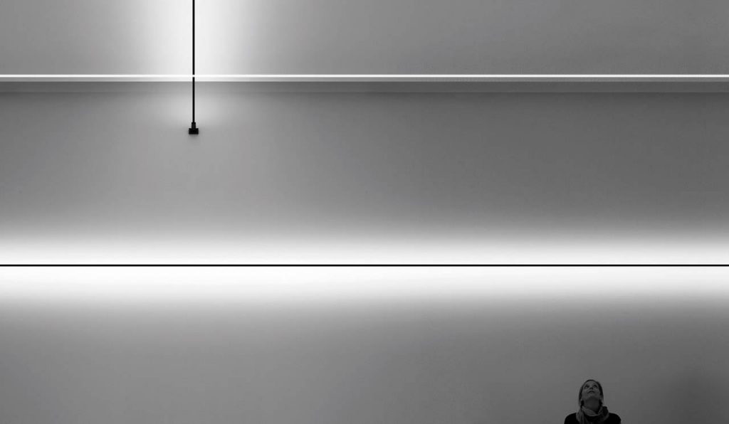Infinito illuminating a white white ceiling and Flash illuminating the ground