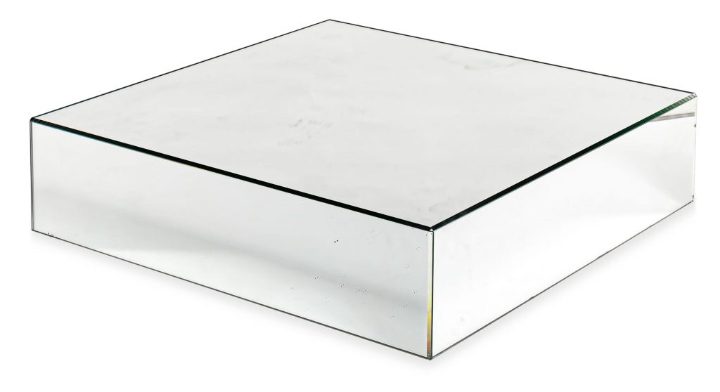 I Massi with a clear top glass in front of a white background
