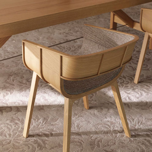 Maritime back view in front of a wooden table