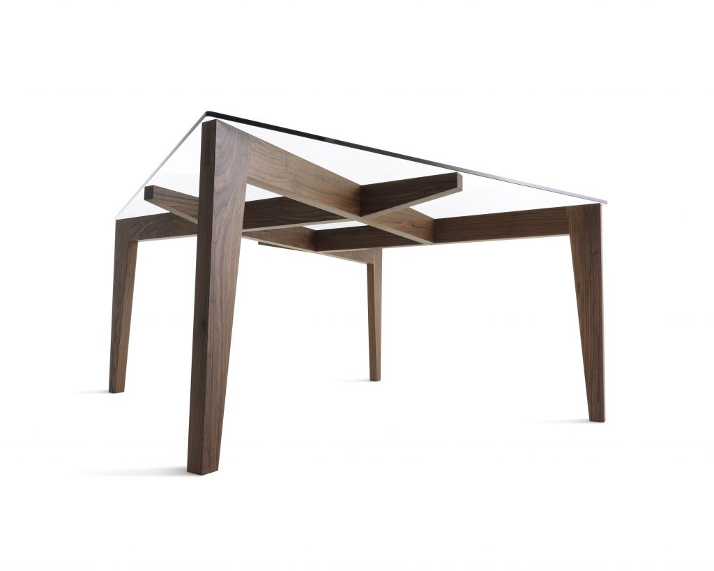 Autoreggente with a angular glass top looking upwards with a white background
