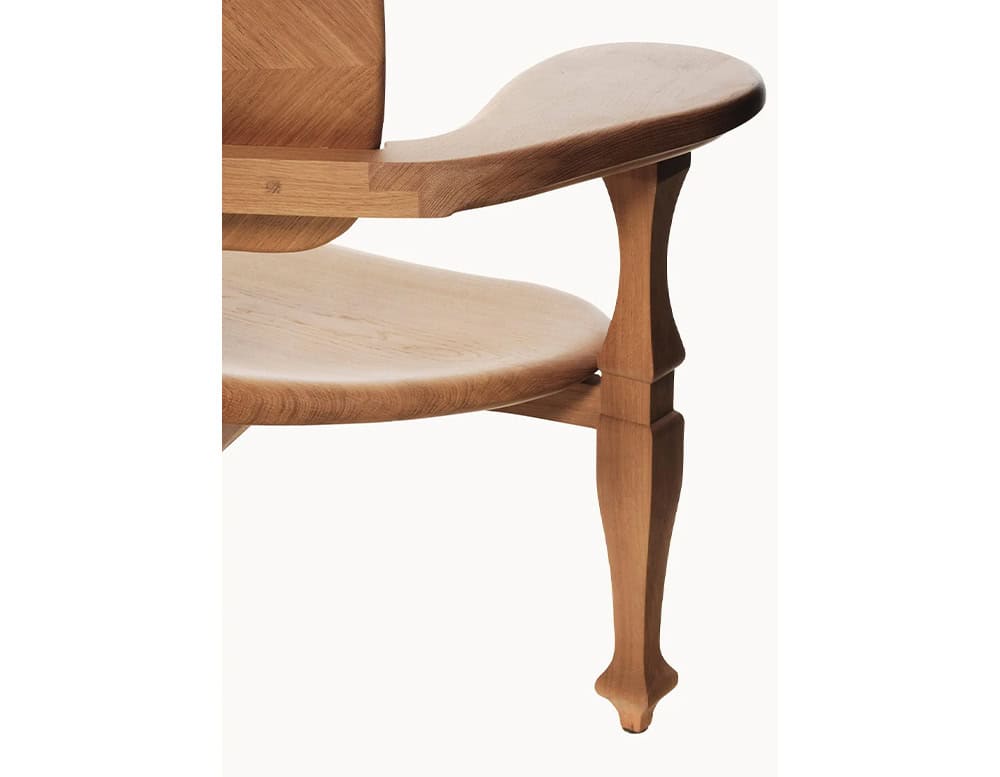 This section of the BD Batllo Bench, crafted in natural oak wood, highlights the sculpted armrest and smooth, contoured seat. The pale, warm wood tone emphasizes its artisanal curves and elegant structure.
